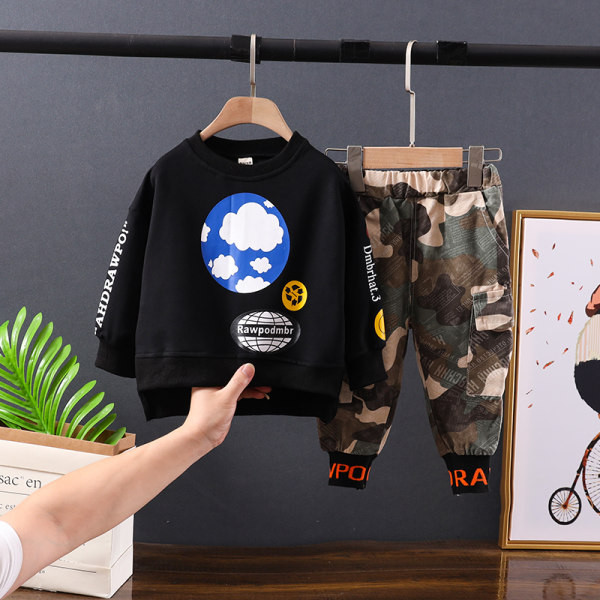 Dječji dnevni set iz dva dijela sa bluzom i maskirnim hlačama