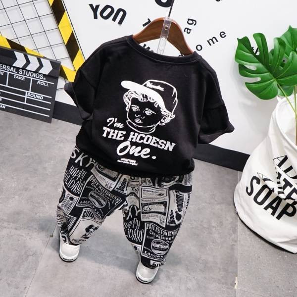 Dnevni set za dječake od majice i hlača sa šarenim uzorkom