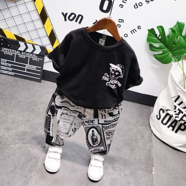 Dnevni set za dječake od majice i hlača sa šarenim uzorkom