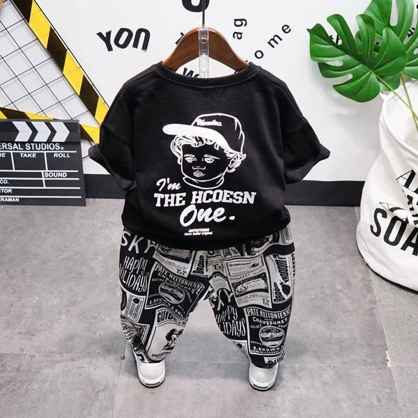 Dnevni set za dječake od majice i hlača sa šarenim uzorkom