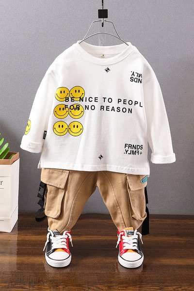 Dječji set za dječake koji uključuje bluzu s aplikacijom i hlače