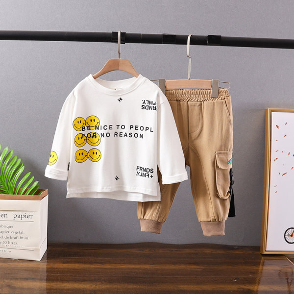 Dječji set za dječake koji uključuje bluzu s aplikacijom i hlače