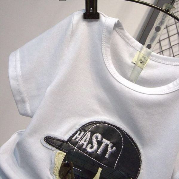 Moderan ljetni komplet majica kratkih rukava s aplikacijom i kratke traperice za dječaka