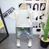 Moderan dječački komplet majice i traperica