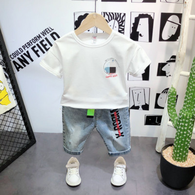 Moderan dječački komplet majice i traperica