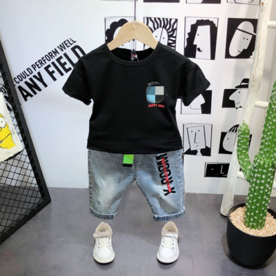 Moderan dječački komplet majice i traperica
