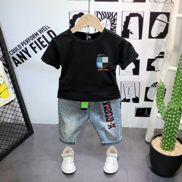 Moderan dječački komplet majice i traperica