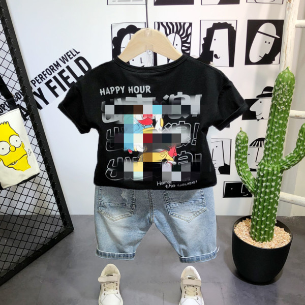 Moderan dječački komplet majice i traperica