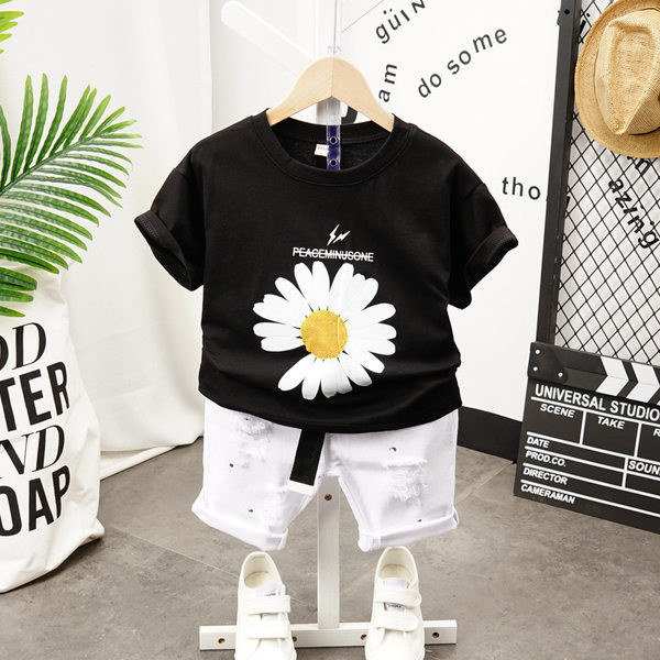 Παιδικό μπλουζάκι με πέρλες και κοντό τζιν με σκισμένο εφέ