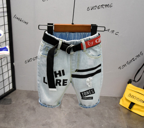 Μοντέρνο σετ για αγόρια - μπλουζάκι με απλικέ και κοντό τζιν