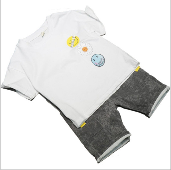 Νέο καλοκαιρινό σετ για αγόρι - μπλουζάκι με πολύχρωμο απλικέ και κοντό τζιν