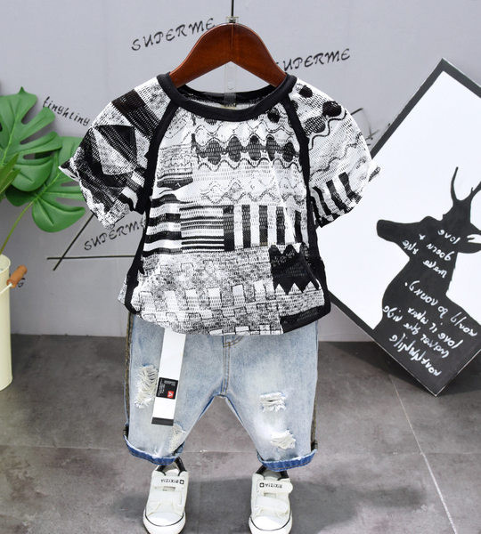 Dječji komplet za dječake - šarena majica s kratkim trapericama s poderanim motivima