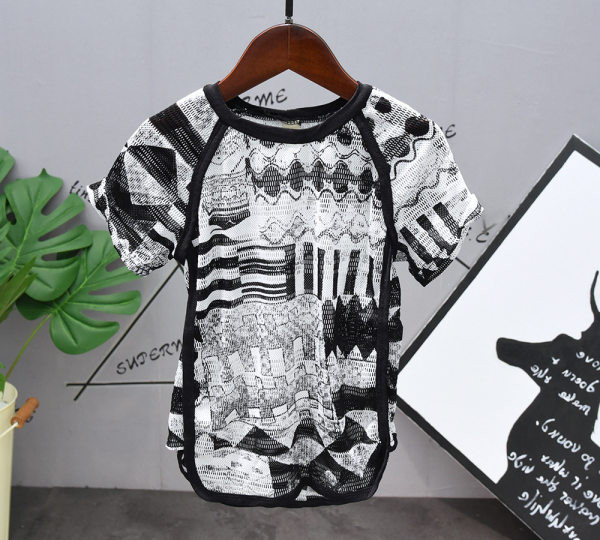 Dječji komplet za dječake - šarena majica s kratkim trapericama s poderanim motivima