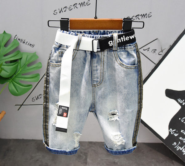 Dječji komplet za dječake - šarena majica s kratkim trapericama s poderanim motivima