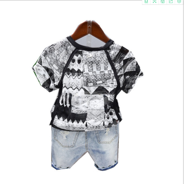 Dječji komplet za dječake - šarena majica s kratkim trapericama s poderanim motivima