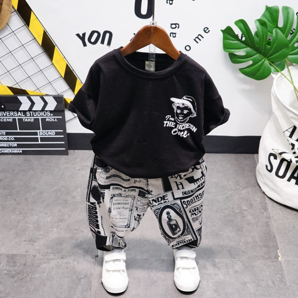 Modern nyári szett fiúknak - póló és színes nadrág