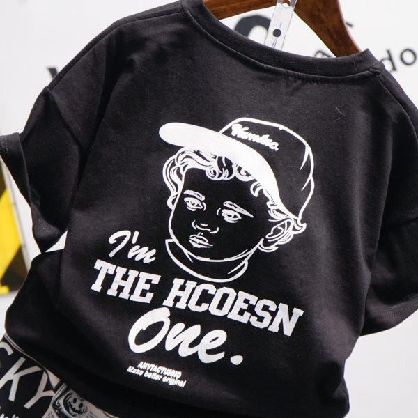 Modern nyári szett fiúknak - póló és színes nadrág