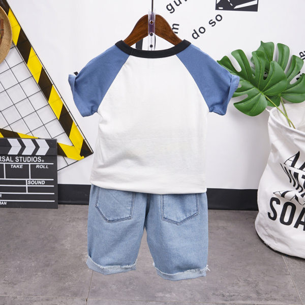 Dječja majica s aplikacijom u boji i traperice s poderanim motivom