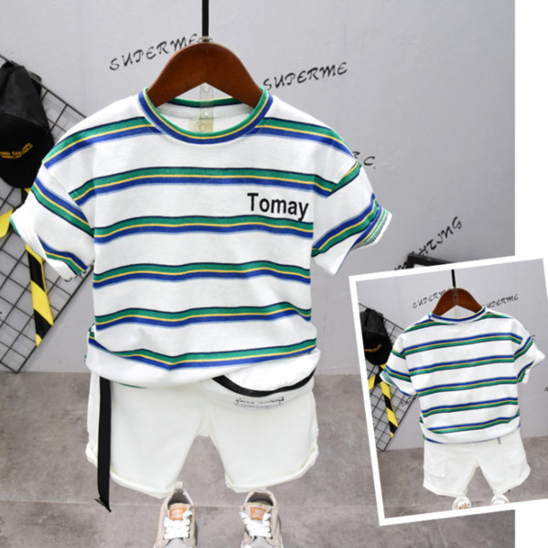 Dnevni set prugaste majice i kratkih hlačica