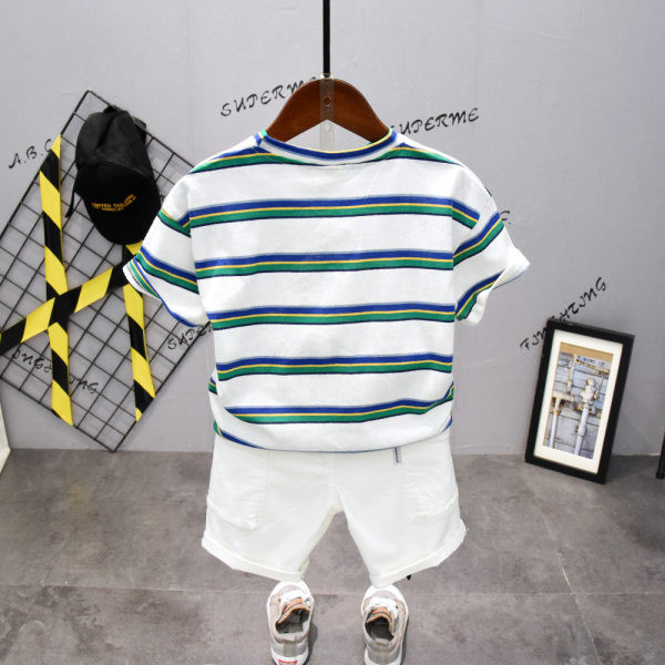 Dnevni set prugaste majice i kratkih hlačica