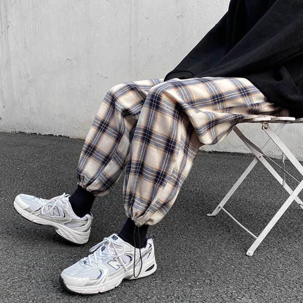 Ležeran model širokih muških kariranih hlača