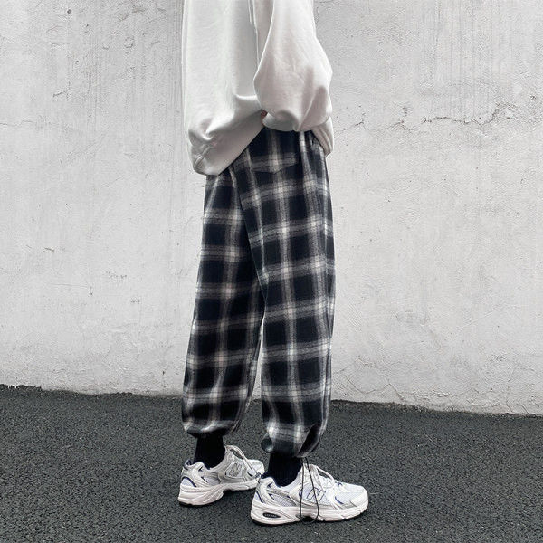 Ležeran model širokih muških kariranih hlača