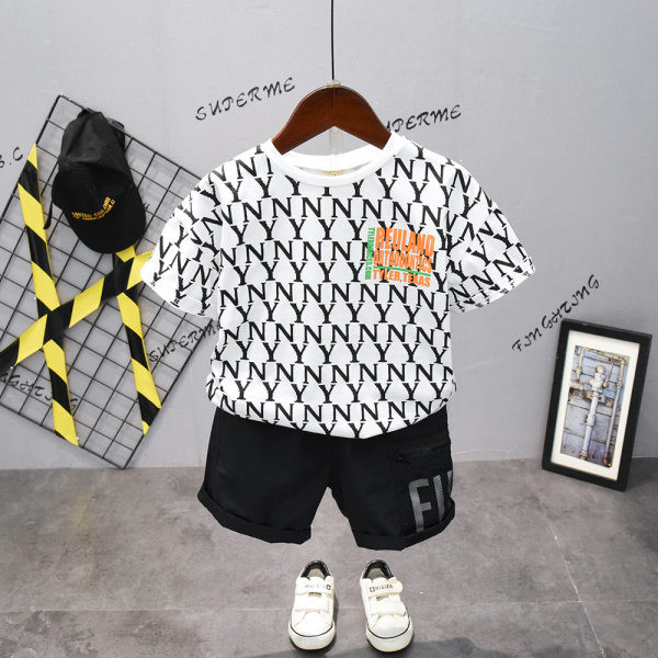 Μοντέρνο καλοκαιρινό σετ για αγόρια - μπλουζάκι με επιγραφές και παντελόνι με τσέπη