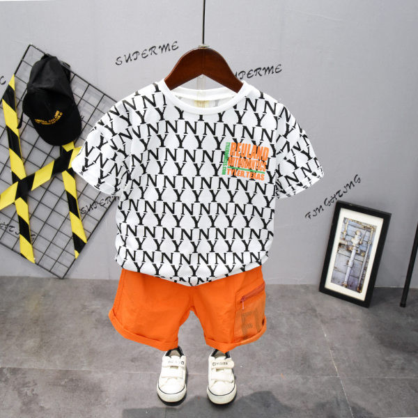 Μοντέρνο καλοκαιρινό σετ για αγόρια - μπλουζάκι με επιγραφές και παντελόνι με τσέπη