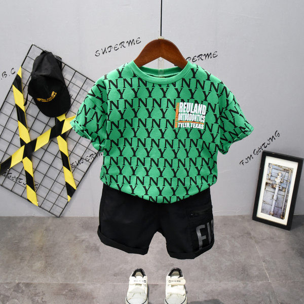 Μοντέρνο καλοκαιρινό σετ για αγόρια - μπλουζάκι με επιγραφές και παντελόνι με τσέπη