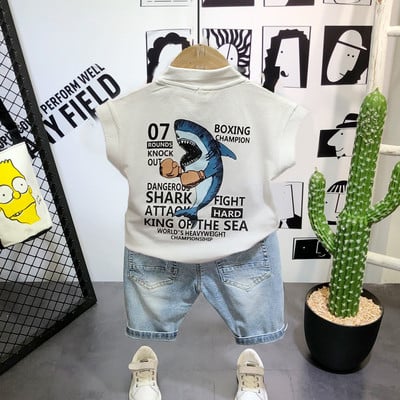 Kasdienis komplektas - marškinėliai su spalvingomis aplikacijomis nugaroje ir trumpi džinsai