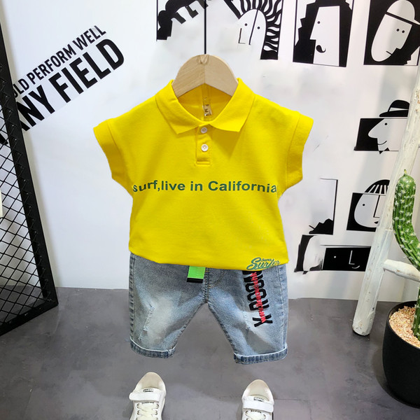 Kasdienis komplektas - marškinėliai su spalvingomis aplikacijomis nugaroje ir trumpi džinsai