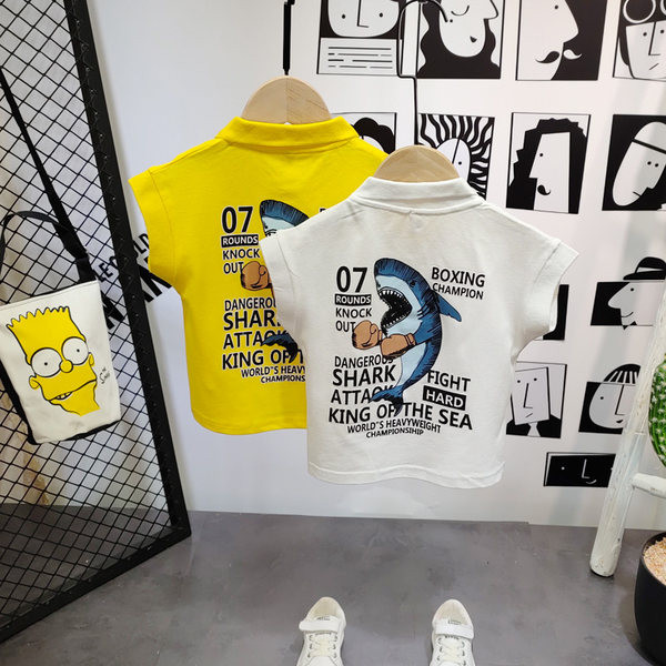 Kasdienis komplektas - marškinėliai su spalvingomis aplikacijomis nugaroje ir trumpi džinsai