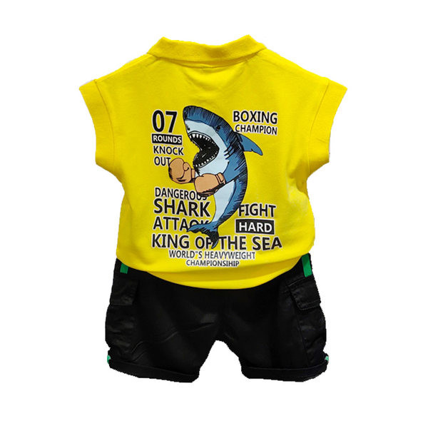 Kasdienis komplektas - marškinėliai su spalvingomis aplikacijomis nugaroje ir trumpi džinsai