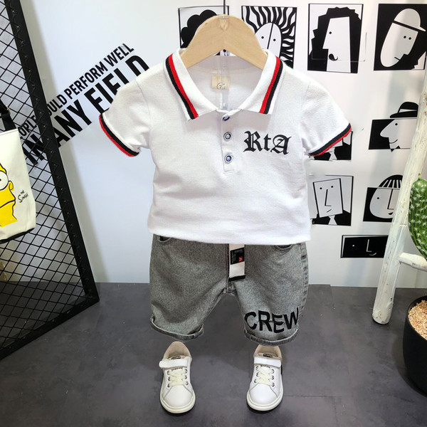 Dnevni set za dječake - bluza i kratke hlače s natpisom