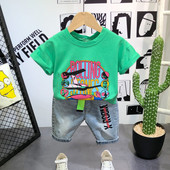 Καλοκαιρινό σετ για αγόρια μπλούζα με πολύχρωμες απλίκες και τζιν