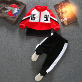 Παιδικά σπορ και καθημερινό σετ με επιγραφή για αγόρια