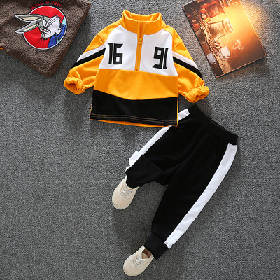 Παιδικά σπορ και καθημερινό σετ με επιγραφή για αγόρια