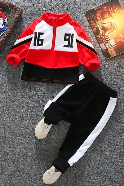 Παιδικά σπορ και καθημερινό σετ με επιγραφή για αγόρια