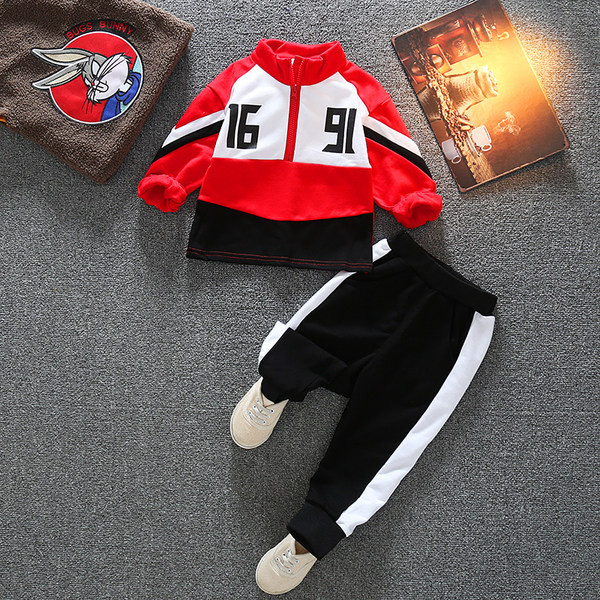 Παιδικά σπορ και καθημερινό σετ με επιγραφή για αγόρια