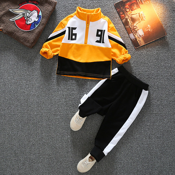 Παιδικά σπορ και καθημερινό σετ με επιγραφή για αγόρια