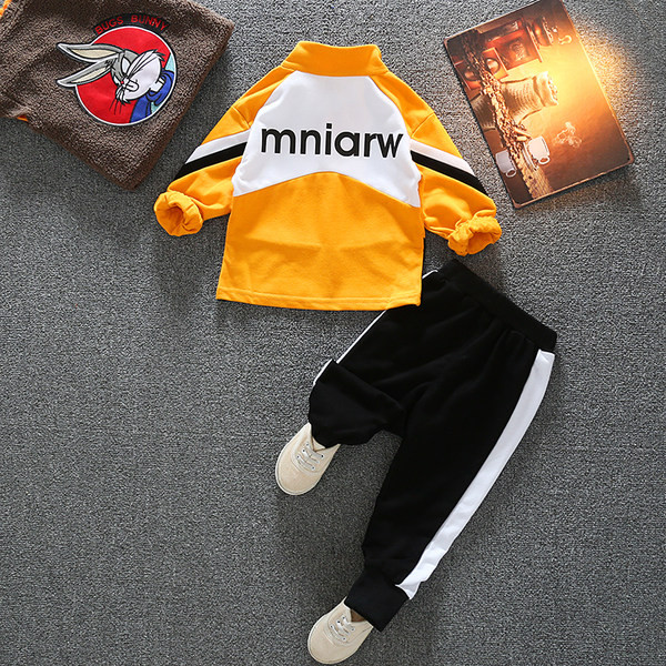 Παιδικά σπορ και καθημερινό σετ με επιγραφή για αγόρια