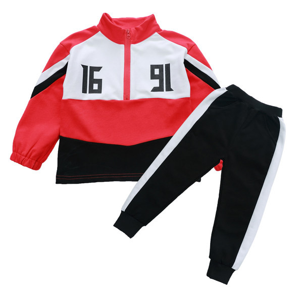 Παιδικά σπορ και καθημερινό σετ με επιγραφή για αγόρια