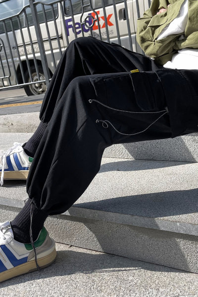 Ανδρικό μοντέρνο παντελόνι με πλαϊνές τσέπες