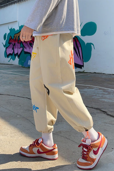 Ανδρικό παντελόνι φαρδύ μοντέλο με εφαρμογές