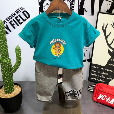 Majica kratkih rukava s aplikacijom u boji i kratke traperice