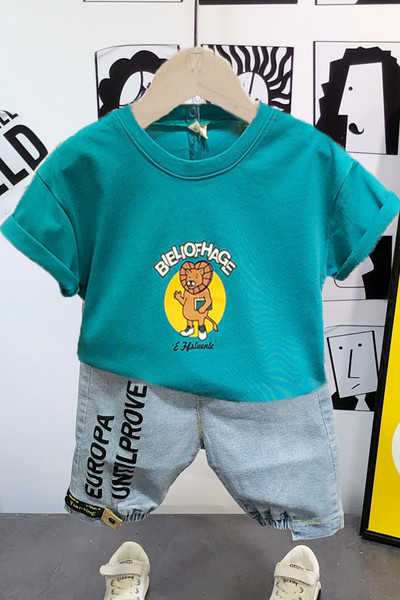 Majica kratkih rukava s aplikacijom u boji i kratke traperice