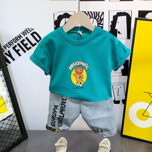 Majica kratkih rukava s aplikacijom u boji i kratke traperice