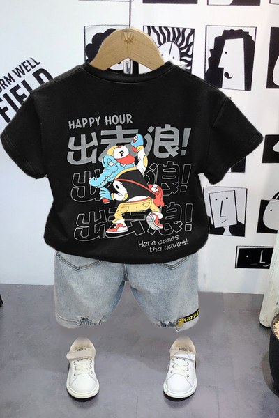 Casual μπλουζάκι με έγχρωμη εκτύπωση και κοντό τζιν