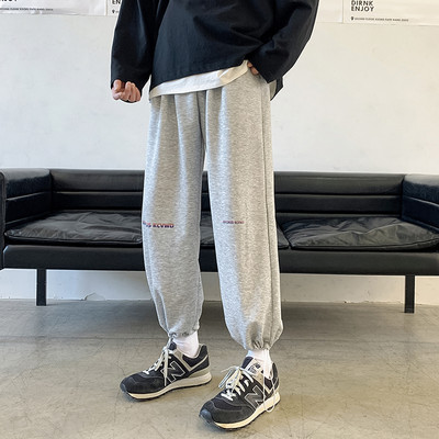 Model muških hlača običan s natpisom