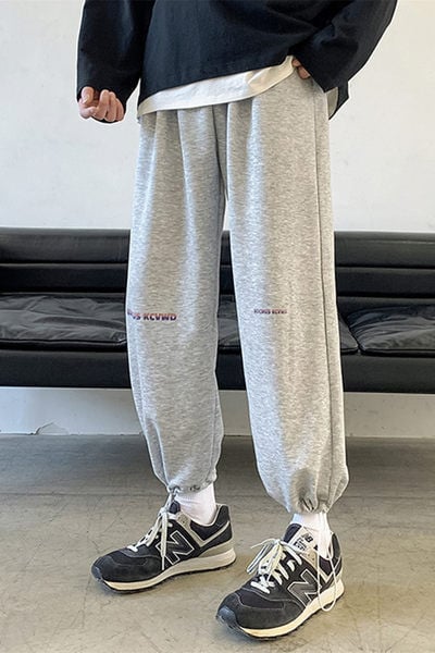 Model muških hlača običan s natpisom